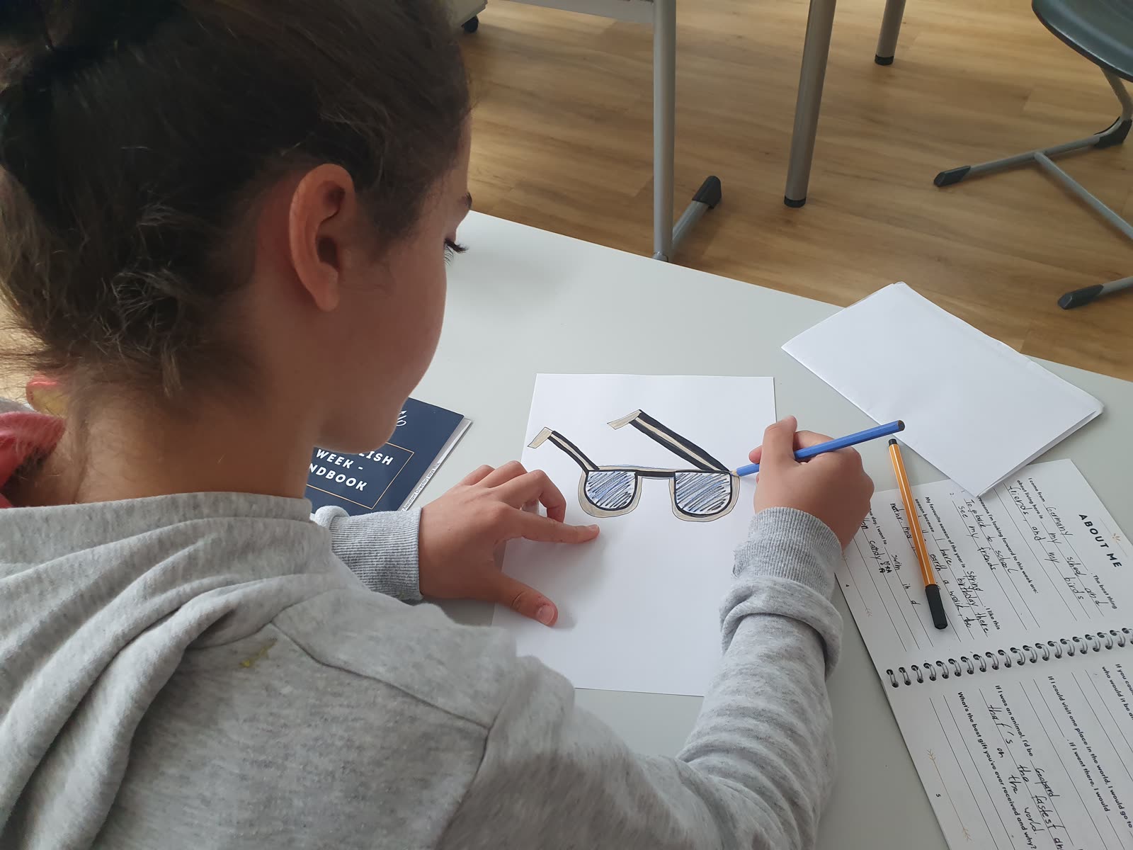 Uczennica rysuje własny projekt i wypełnia po angielsku kartę pracy podczas Tygodnia Projektowego